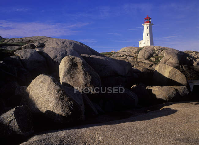Icónico faro Peggy Cove en la costa de granito de Nueva Escocia, Canadá . - foto de stock