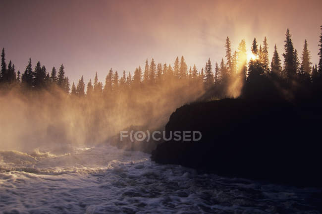 Mañana brumosa sobre el tormentoso río Grass en Manitoba, Canadá . - foto de stock