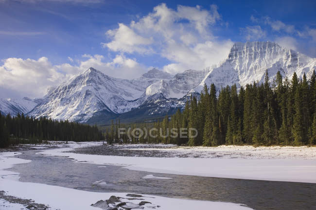 Schneebedeckter Mount Fryatt im Winter, Jaspis-Nationalpark, Alberta, Kanada — Stockfoto