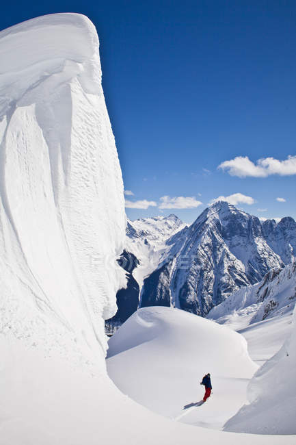 Мужской сплитбордер на льду ледника, Icefall Lodge, Golden, Британская Колумбия, Канада — стоковое фото
