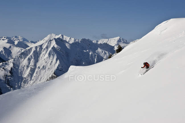 Hombre esquiando en el Super Bowl, Kicking Horse Mountain Resort, Columbia Británica, Canadá
. - foto de stock