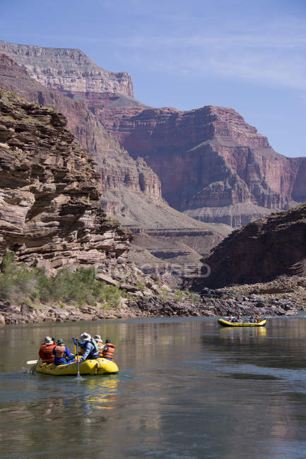 Rafters flottant dans le cours inférieur du Colorado, Grand Canyon, Arizona, États-Unis — Photo de stock