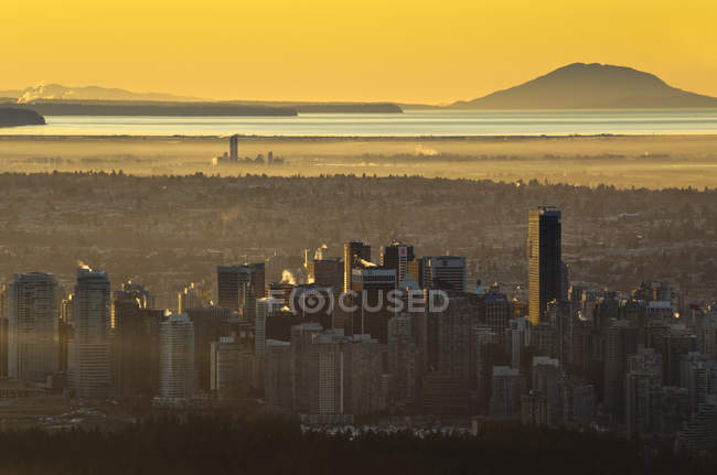 Vista panorámica del paisaje urbano de Vancouver antes del amanecer en British Columbia, Canadá . - foto de stock