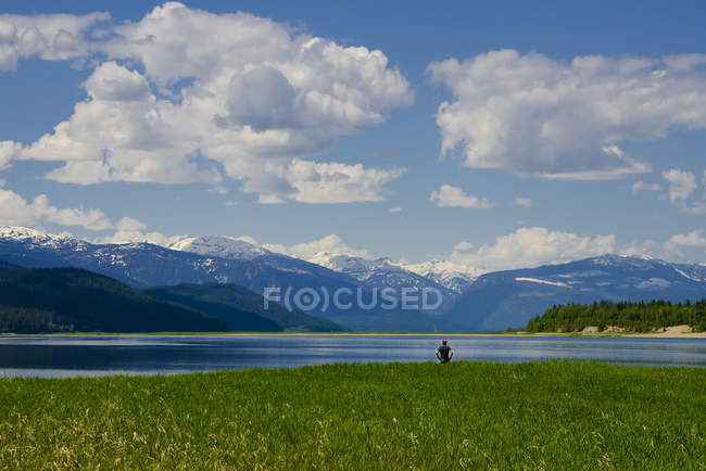 Camper soaking by Upper Arrow Lake, Revelstoke, British Columbia, Canada — Stock Photo