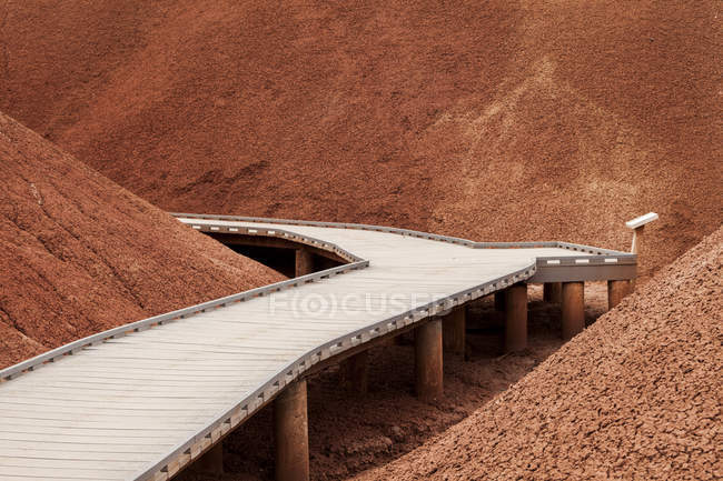 Wooden walkway through red hills of Painted Hills, John Day Fossil Beds National Monument, Oregon, USA — Stock Photo