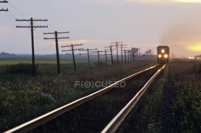 Avvicinamento treno in campagna vicino a Winnipeg, Manitoba, Canada . — Foto stock