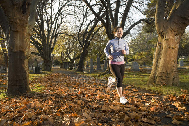 A female runner at the Ross Bay Cemetery in Victoria, British Columbia, Canada. — Stock Photo