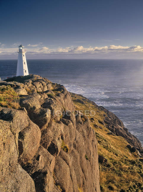 Leuchtturm auf Klippe am Kap Speer nationale historische Stätte, Neufundland, Kanada — Stockfoto