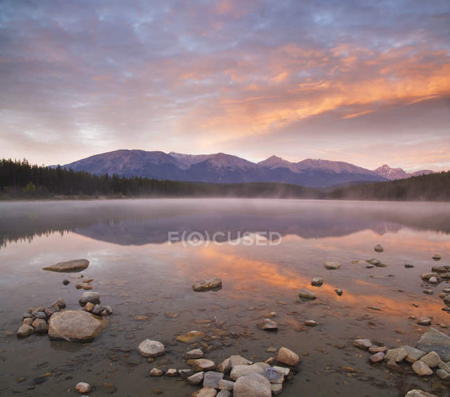 Pôr do sol sobre a água do lago Patricia no Parque Nacional Jasper, Alberta, Canadá — Fotografia de Stock