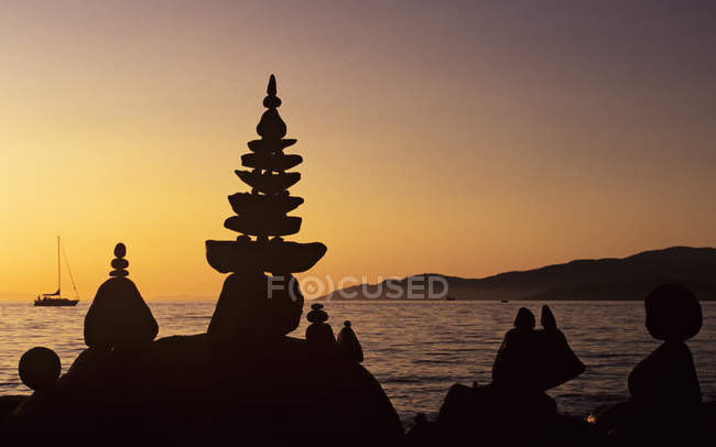 Siluetas de esculturas de roca de playa en Stanley Park, Vancouver, Columbia Británica, Canadá - foto de stock
