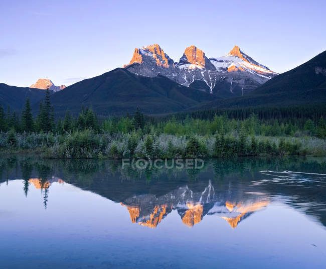 Reflexión de las Tres Hermanas en el Agua, Canmore, Alberta, Canadá - foto de stock
