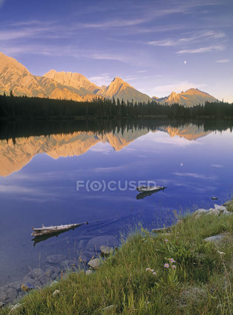 Spillway Lake and Opal Range in nature landscape of Peter Lougheed Provincial Park, Kananaskis Country, Alberta, Canadá — Fotografia de Stock