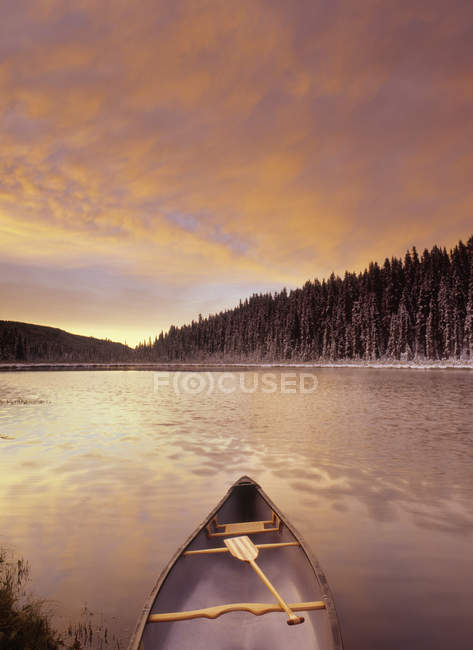 Canoa en la orilla del lago Boggy al atardecer, Alberta, Canadá . - foto de stock