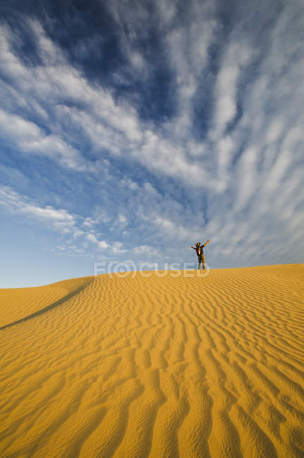 Человек, совершающий поход по дюнам Великого Океана Сэндхиллс, Скептр, Океан, Канада — стоковое фото