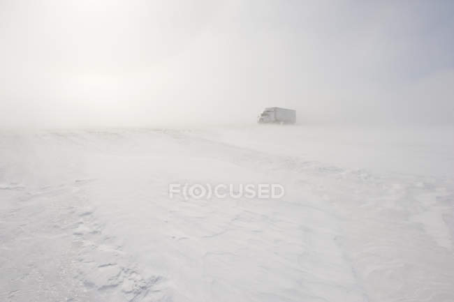 Camion sur route recouverte de poudrerie près de Morris, Manitoba, Canada — Photo de stock