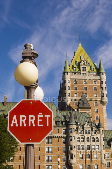 Chateau Frontenac con señal de stop en francés, Quebec City, Canadá . - foto de stock