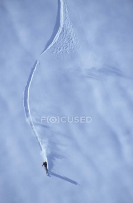 Силуэт сноубордиста, катающегося в загородной резиденции Роджерс Хемсворт, Национальный парк Фасиер, Британская Колумбия, Канада — стоковое фото