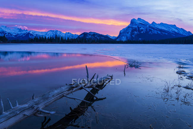 Espectacular amanecer en Mount Rundle, Parque Nacional Banff, Alberta, Canadá - foto de stock