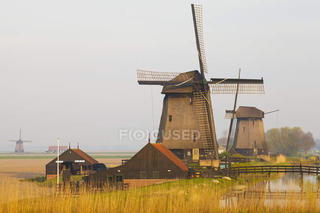 Molinos de viento históricos en el país de Schermerhorn, Holanda del Norte, Países Bajos - foto de stock