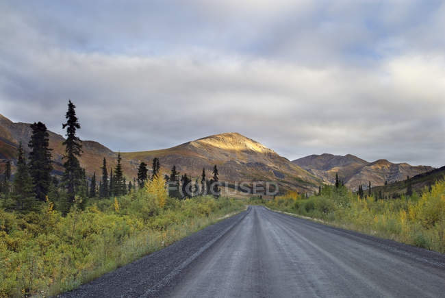 Estrada do campo de Dempster Highway, Ogilvie Mountains, Yukon Territory, Canadá — Fotografia de Stock