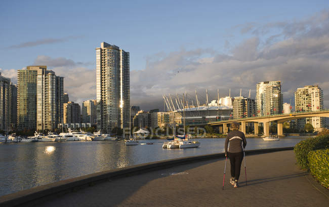 Pont Cambie et horizon de la ville avec toit rétractable sur le stade Place, False Creek, Vancouver, Colombie-Britannique, Canada — Photo de stock