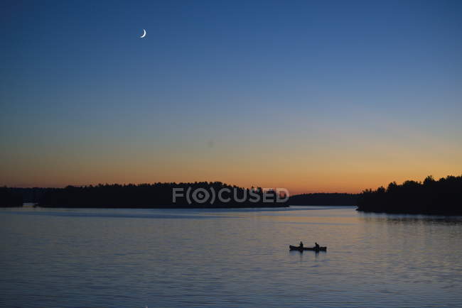 Persone in canoa sul fiume French, Ontario, Canada — Foto stock