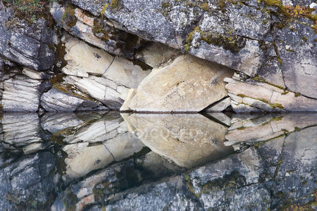 Horseshoe lake with rocks reflecting in water in Jasper National Park, Alberta, Canada. — Stock Photo