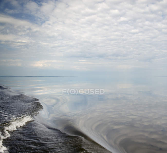 Patrón natural de olas del lago de esclavos menores, Alberta, Canadá - foto de stock