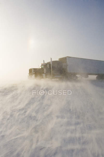 Camion su strada coperto di neve soffiante vicino a Morris, Manitoba, Canada — Foto stock