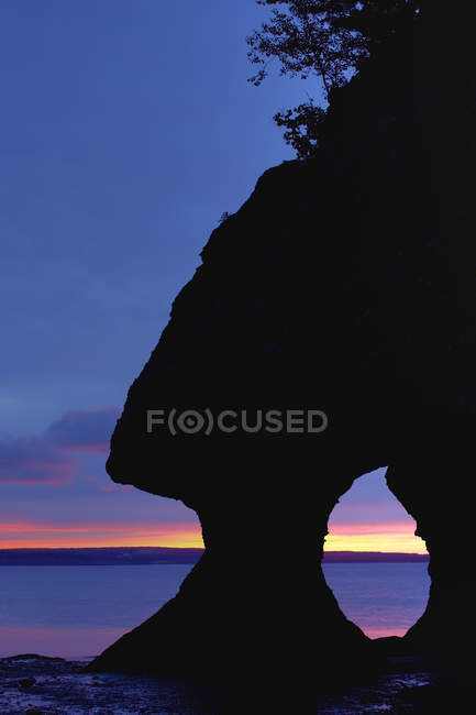 Hopewell гірські породи при сходом сонця, Hopewell порід Провінційний парк, Нью-Брансвік, Канада. — стокове фото