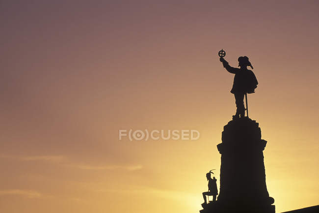 Estátua de Samuel de Champlain ao pôr do sol, Ottawa, Ontário, Canadá . — Fotografia de Stock