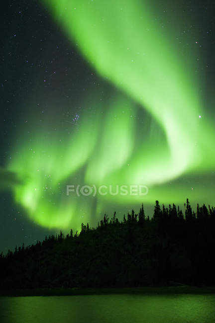 Ethereal Північне сяйво над озером в boreal ліс, Йеллоунайф околиць, Північно-Західні території, Канада — стокове фото
