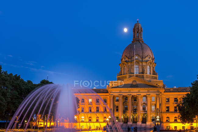 Fuente frente al edificio de la Legislatura de Alberta en Edmonton, Alberta, Canadá - foto de stock