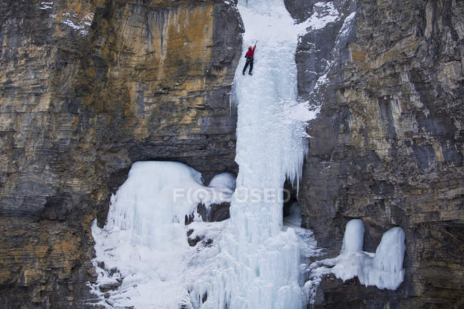 Masculino escalador de gelo soloing livre sem corda em montanhas de Ghost River Valley, Alberta, Canadá — Fotografia de Stock