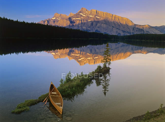 Canoa em Two Jack Lake ao nascer do sol, Banff National Park, Alberta, Canadá . — Fotografia de Stock