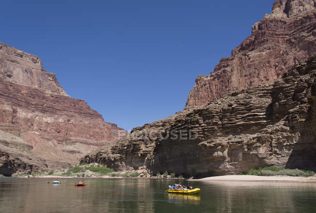 Рафтеры плывут на юг вниз по реке Колорадо, Гранд Каньон, Аризона, США — стоковое фото