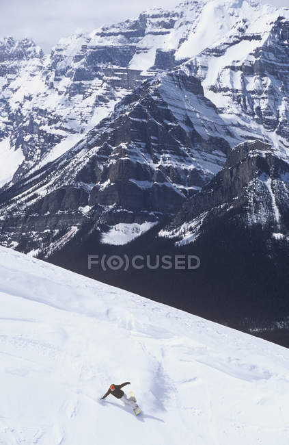Человек катается на сноуборде на курорте Lake Louise, Альберта, Канада
. — стоковое фото