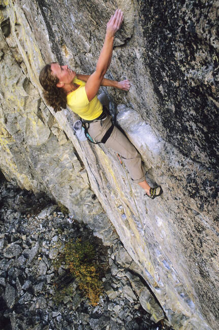 Mulher escalando rocha de Great White Wall, Skaha Bluffs, Penticton, Colúmbia Britânica, Canadá. — Fotografia de Stock