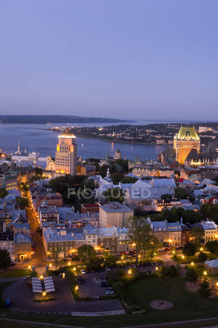 Vista de ángulo alto del puerto viejo en el centro histórico de Quebec City, Quebec, Canadá . - foto de stock