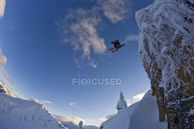 Esquiador captura de aire grande en el backcountry de Kicking Horse Resort, Golden, Columbia Británica, Canadá - foto de stock