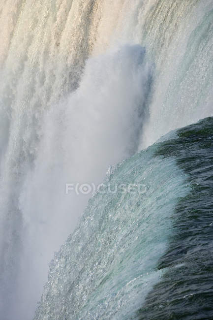 Hochwinkel-Ansicht des rauschenden Wassers von Hufeisenfällen, Niagarafällen, Ontario, Kanada — Stockfoto