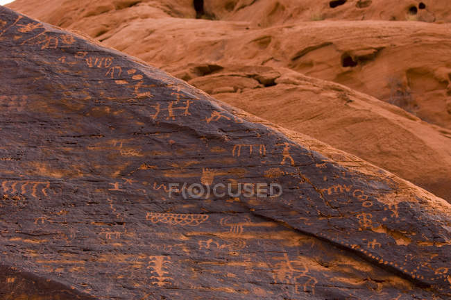 Petroglyphs on rock face, Valley of Fire State Park, Nevada, États-Unis — Photo de stock