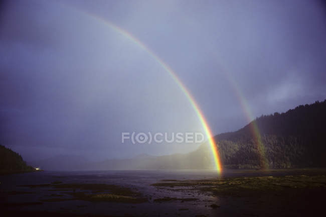 Двойная радуга над побережьем Холберга, остров Ванкувер, Британская Колумбия, Канада — стоковое фото