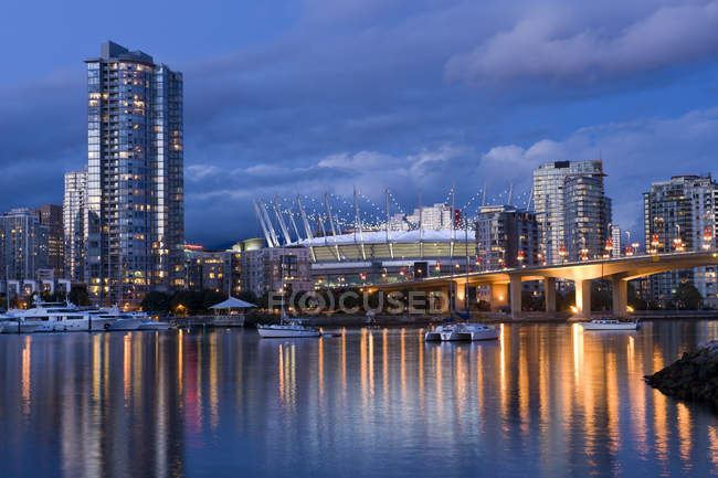 Puente Cambie en el horizonte de la ciudad con estadio en False Creek, Vancouver, Columbia Británica, Canadá - foto de stock