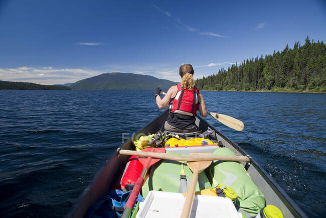 Canoa e campeggio sul braccio nord del lago Murtle. Wells Gray Provincial Park. Blue River, British Columbia. Canada — Foto stock
