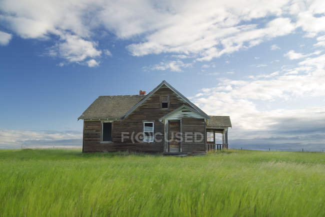 Abandoned house on meadow in southern Saskatchewan, Canada — Stock Photo