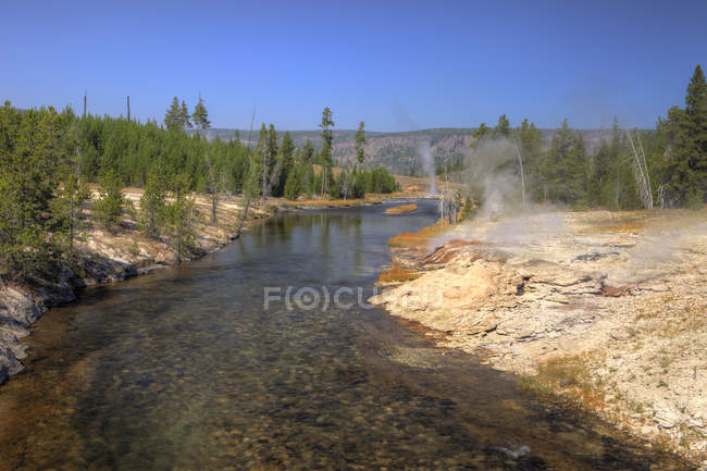 Rio Firehole com gêiseres do Parque Nacional de Yellowstone, Wyoming, EUA — Fotografia de Stock