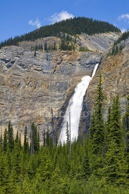 Takakkaw Falls salpicando água no Parque Nacional Yoho, Colúmbia Britânica, Canadá — Fotografia de Stock