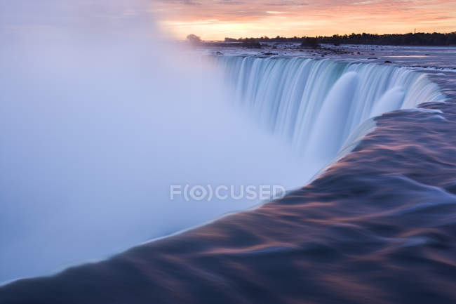 Vue en angle élevé de l'eau de ruissellement des chutes Horseshoe au coucher du soleil, Niagara Falls, Ontario, Canada — Photo de stock