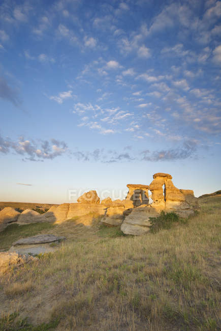 Hoodoos en pierre au soleil dans le parc provincial Writing-on-Stone, Alberta, Canada — Photo de stock